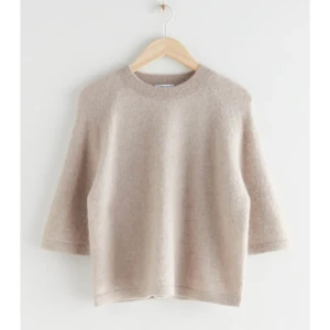 &other stories  - Säljer den super populära stickade tröjan i alpacka ull ifrån other stories i str xs. Endast använd en gång så verkligen så gott som ny, fick nu i julklapp men tycker inte modellen passade mig🥰 nypris 690 (skriv privat för bilder)