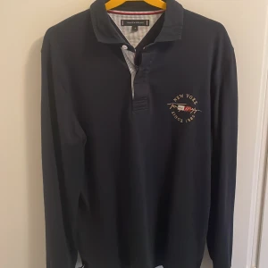 Långärmad Piké  - Långärmad piké från Tommy Hilfiger.  Använd några gånger , skick 9/10.   Nypris: 749:-   Mitt pris: 399:-       Storlek: M