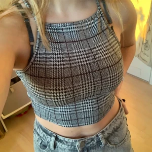 Rutig topp  - Snygg topp som köpts här på Plick men som knappt är använd! Nyskick!