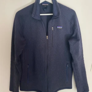 Pantagonia flecce  - En patagonia flecce i storlek S, otroligt fin och hyfsat fräsch köpt för några månader sedan har dock inte haft den till andvändning så säljer den för den andledningen!!! (Kontakt gärna vi fler frågor) nypris ca 1 200kr passar på mig som är 179 cm!👏