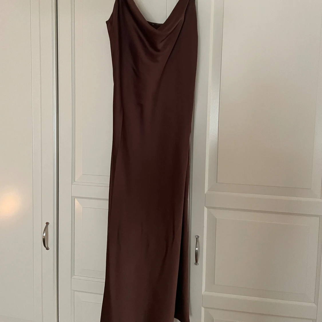 Så fin satinklänning - 90