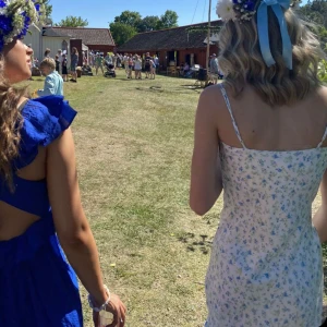 BLOMMIG SATINKLÄNNING  - Mycket bra skick, sommarklänning från Gina Tricot  