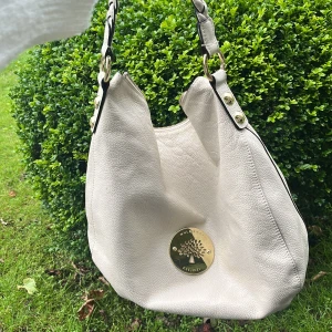 Mulberry väska (äkta)  - Detta är endast en intressekoll! Snygg Axelväska ifrån mulberry i läder, finns inte att köpa längre. Skriv vid intresse och vad du kan tänka dig köpa den för☺️Likande väskor går för runt 10 000kr