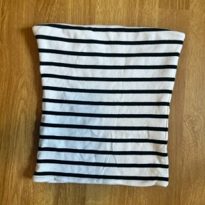 Ribbad tubtopp - Ribbad tuptopp från HM! Liknar på den från Bikbok 🤍 använd 1 gång🤍 Storlek M men liten i storlek så passar en XS-S!