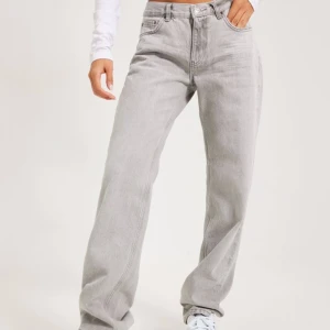 Gråa jeans från Gina tricot 💗 - Gråa jeans som har använts många gånger som tyvärr inte passar längre, fortfarande i bra skick ändå!💗 storlek: 36 / S