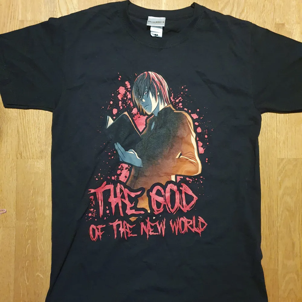 Deathnote t-shirt med Light Yagami som tryck. Aldrig använd och i mycket bra skick. Ursprungligen köpt från Fruit of the Loom. Storlek S men passar troligtvis en M.. T-shirts.