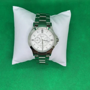 DOLCE&GABBANA - Säljer en äkta DOLCE&GABBANA, herr klocka i ny skick 9/10. Klockan har använts en gång och batteri byte behövs. Kontakta vid frågor 🙂 