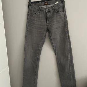 Lee jeans  - Säljer dom här lee jeansen då dom inte passar längre. Dom har en lite blå färg fläck (se sista bild) inget man lägger märke till men den finns. Annars bra skick. Storlek W31 L34
