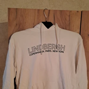 Lindbergh Hoddie - De är en vit Lindbergh hoddie med storlek L men är mer som en Medium skulle jag säga. Ny priss ligger på 699 så ni har en dunder deal. Skick är 8/10