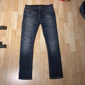 Nudie Jeans  - Nudie Jeans i storlek 31/32. I väldigt gott skick, förutom att N:et i loggan på baksidan har bleknat en aning. (Ses på sista bilden) Nypris för dessa ligger på 1500kr. Skriv om du vill veta mer!