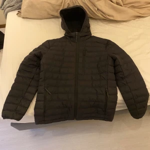 Peak performance jacka - PEAK PERFORMANCE M CASUAL INSULATED LINER storlek M nypris 2999kr mitt pris 1000kr snabb affär Bra skick men smutsig, tvättas innan försäljning