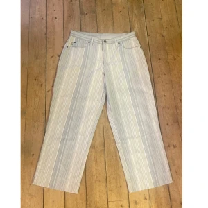 Randiga jeans från Bessie - Super fina randiga och mjuka jeans från By Bessie. Säljer pga de är för stora för mig. I bra skick. 