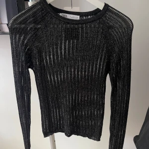 Glittrig topp - Glittrig topp från zara. Använd en gång, nyskick