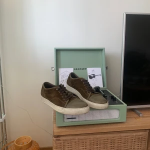 Lanvins  - Lanvins lite åt det mörkgröna hållet typ oliv färgade. Köpta för 5400kr. Skick 8/10 rätt varsamt använda. Storlek 44-45 Kom gärna med bud.  