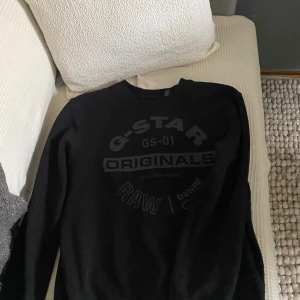 G-star tröja  - Hej här har vi en tröja från tröja från G-Star i ett bra skick, inte så använd. Storlek L, jag  är 186 cm lång och ganska välbyggd och den sitter bra på mig, men vill egentligen ha lite större. Pris:  Nypris: ca 1200:- Mitt pris: 300:- MvH Artur H