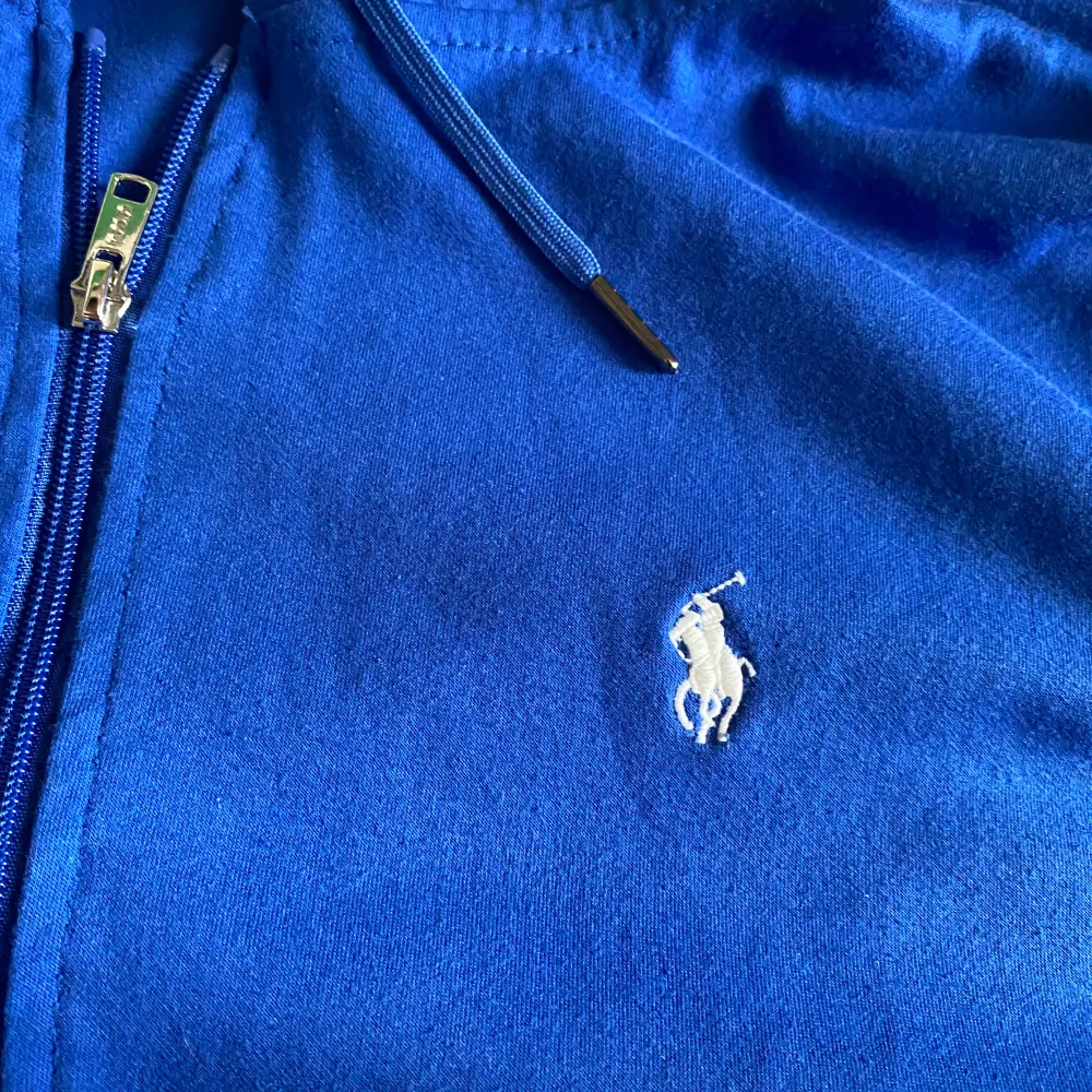 Blå Polo zip-up hoodie, helt ren, inget fel på den, tar byten.. Hoodies.