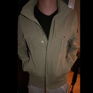 J.lindeberg jacka  - Tjena säljer denna feta j.lindeberg jacka köpt för 3000 kr i storlek S har använt få gånger riktigt bra skick säljer för 1200 kr!