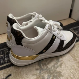Guess skor - säljer ett par Guess skor som kosta 1500 kr men jag köpte dem själv för 700 kr på rea skorna är i bra skick och har inte använt dom så mycket men de passar inte längre in i min användning. Skriv gärna vid några funderingar💞