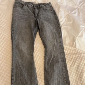 Jeans - Jätte fina jeans från Ginatricot, midwaist, något slitna nertill på byxorna💗💗 storlek 36!