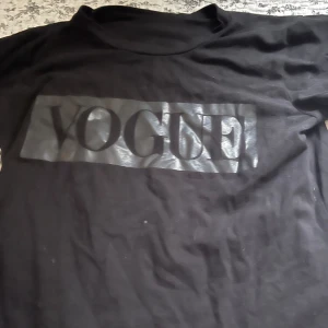 t shirt - säljer denna t shirten då jag itne använder den särskilt mycket. den är inte i nyskick men inga som difekter. 