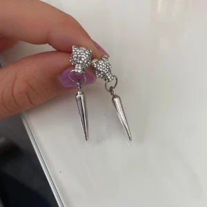 Söta örhängen😻 - Söta örhängen!!!!! Silver och väldigt coola!!!!!!!!!!!