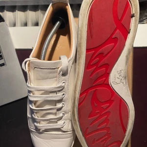 Vita louboutins - 46 - Hejsan! Säljer dessa tvär feta loubs i vitt skin i storlek 46. Låda påföljder med kort och dustbag samt kvitto. Om ni har några frågor så är det bara at hojta till