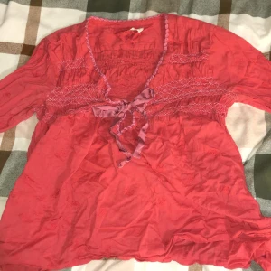 Röd/rosa odd molly blus - Säljes pågrund av att den inte kommer till användning, väldigt bra skick eftersom den endast använts ett få antal gånger