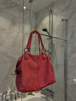 Handväska - Söt rosa handväska. 38 cm bredd, 27 cm höjd.