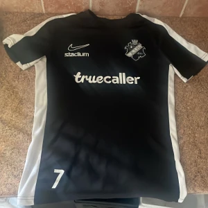 AIK t-shirr - AIK tröja, perfekt att ha till mycket. Sport i, träna i, använda i vardagen. Jätte bra kvalite och skick 