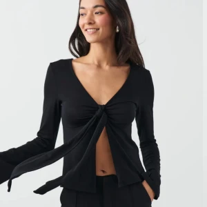 Tie front  - Köpt på secondhand app men passade inte i storlek så säljer vidare. Bra skick!  