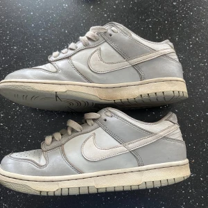 Nike dunks  - Använda Nike dunk skor storlek 38,5.  Köpta för 1550kr och säljer för 250kr pris går att diskutera.  Kan frakta 