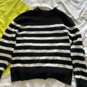 Randig stickad tröja - Randig stickad tröja från Hm, superskön och passar xs/s💞💞