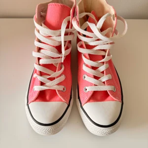 Converse rosa höga - Rosa äkta Converse skor knappt använda. Super fin skick! 