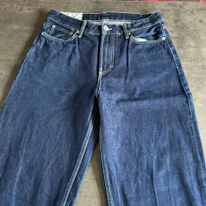 Mörkblåa jeans i en loose fit från hm. Inga defekter överhuvudtaget och ser ut som nya. - Storlek är 30/32 de e som nya inga revor eller defekter alls.