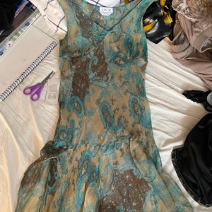 Bohemisk långklänning  - Jättefin mönstrad bohemisk långklänning köpt secondhand. Använd en gång så i princip nyskick! Står ej storlek men skulle uppskatta mellan s/36-m/38! 