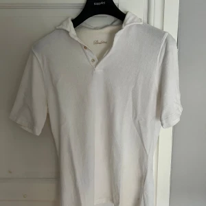 Stenströms Frotté piké - Frotté tröja från Stenströms, lite missfärgad på insidan runt kragen annars bra skick! Nypris 1500kr