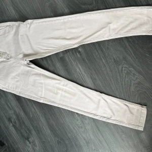 Replay byxor, fint skick, grå/vita - Storlek: 30:32, (M) Fint skick. Inga slitage eller anmärkningar. Sitter fint på och passar till mycket.  Om det är något som undras så är det bara att skicka och fråga!  Säljes för: 299kr Kan diskuteras😉 Kom med förslag så får vi se! //Theo😄 