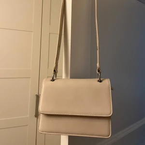 Väska  - Väska från NA-KD, aldrig använd 