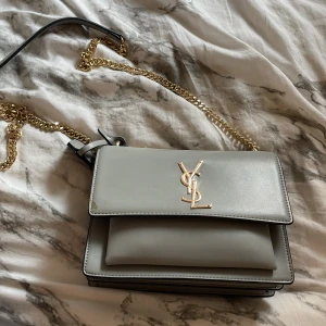 Ysl väska  - Grå Yves saint Laurent väska, använd några gånger 