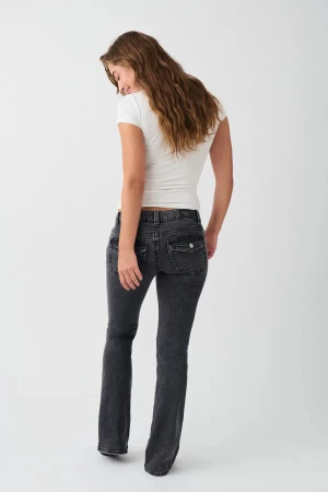 y2k low bootcut jeans - Säljer dessa fina jeans från Gina tricot i modellen y2k low bootcut jeans. De är i storlek 34. Knappt använd då jag gått upp i vikt. Nypris 499kr men säljer för 300kr.
