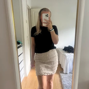 Kjol - Kjol från NELLY, NLY Trend. Strl S. Använd få gånger så i fint skick. 📷 Säg till om du vill ha fler bilder så fixar jag det. 💸 Vid snabb affär kan ja tänka mig att sänka priset. ✉️ Köparen står för frakten. 📍 Kan mötas upp i Tyresö.