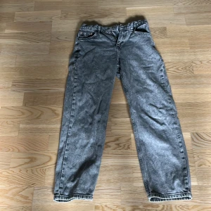 Säljer ett par grunt jeans  - Jag har nästan aldrig använt dom och dom  har inga hål och jag är jättebra skick.