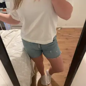 Ljusa jeans shorts. 