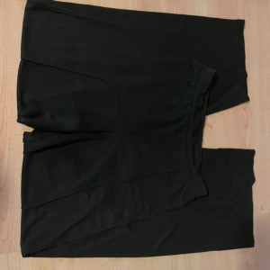 Svarta byxor - Högmidjade men går att ha som midwaist/låg. Gått sönder i sömen och ihopsydd. 