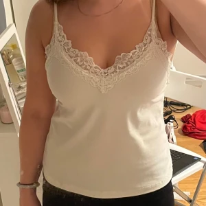 Spetslinne - Superfint spetslinne från vero moda, krämvitt. Använt några få gånger❤️ XS men passar absolut S (som är min storlek)💞 Väldigt bra skick ⚠️Kontakta mig innan du trycker på köp!!!⚠️
