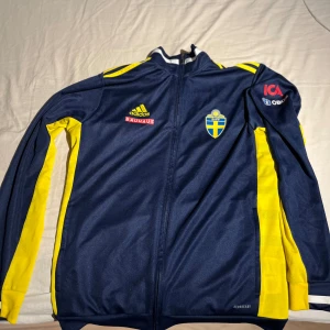 Riksläger tröja/ Sverige  - Storlek: L passar M Skick: 9/10 Nypris: 899kr Mitt pris: 400kr