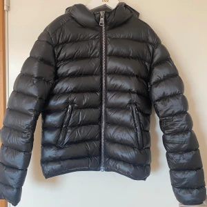 Colmar Jacka - Säljer nu min fina Colmar jacka då den tyvärr blivit för liten, den är i mycket fint skick då den knappast är använd, köptes i vintras💗Storleken är 40 vilket är samma som XS💗 Nypris 4500 ungefär men jag säljer min för 2000💗