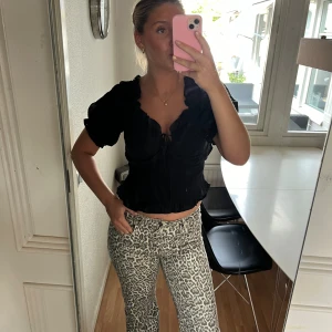 jätte söt topp - söt svart volang topp🩷🩷 stl S