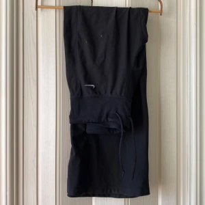 Lågmidjade Nike mjukis - Lågmidjade Nike mjukis i bra skick! 3 små fläckar på framsidan som jag tror får bort i tvätten! Passar en s eftersom att dom är lite stora på mig som har xs