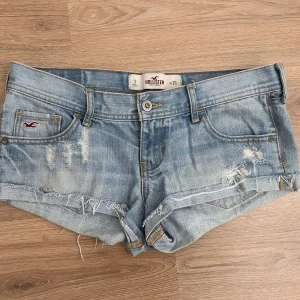 Lågmidjade jeans shorts  - Superfina shorts från Hollister i storlek S, W26💓